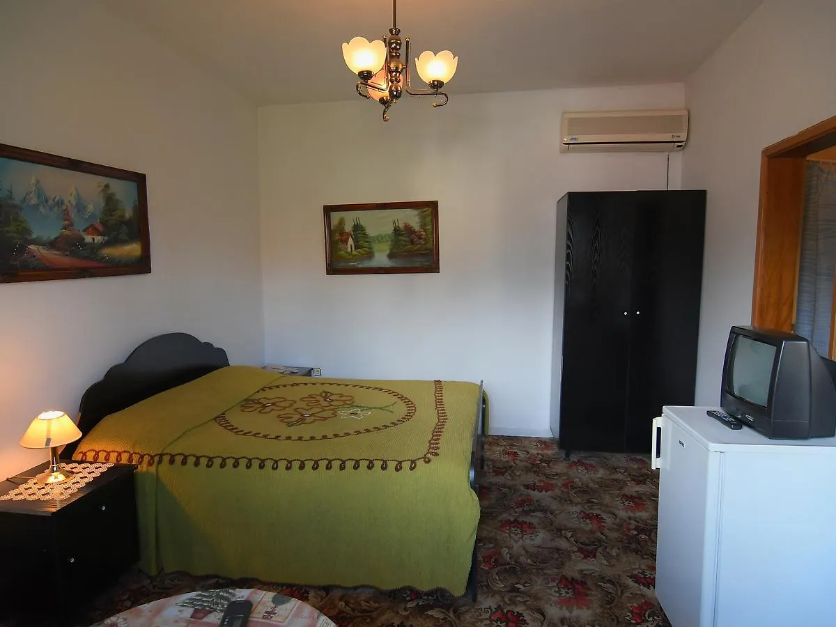 **  Hotel Haxhiu Tirana Albanie